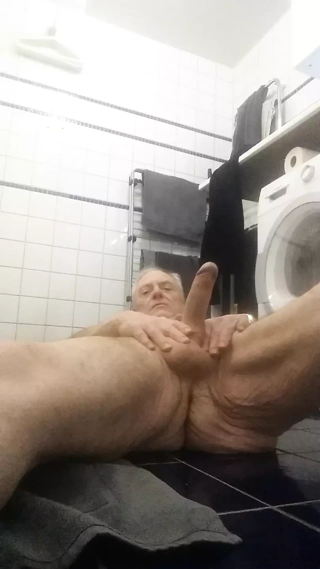 Azgın yaşlı adam duş odasında mastürbasyon yapıyor