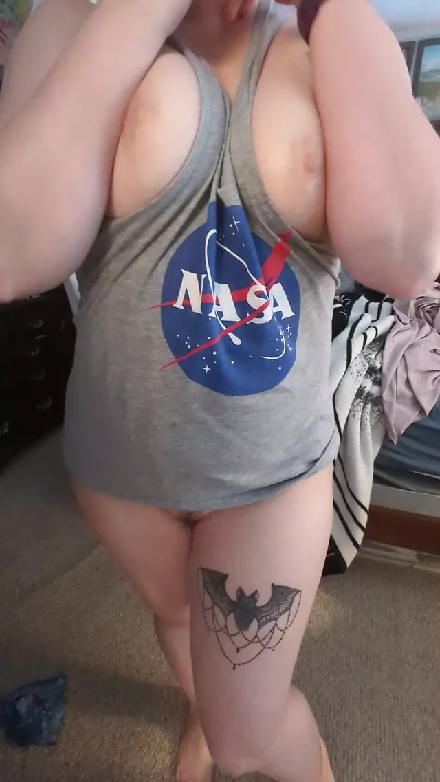 Ateşli evli kadın sadece bir tapınakta göğüslerini gösteriyor ve götünü ve amını teşhir ediyor!