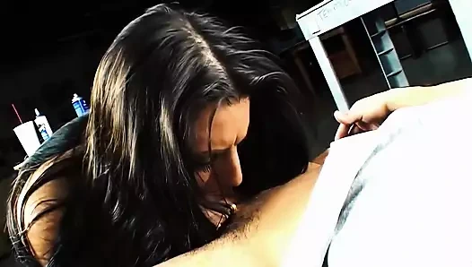 Ariana Jolie sıkı götünü sert siktirmeyi seviyor