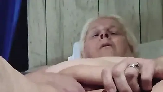 O yapışkan amcığını çok kremsi ıslak bir şekilde dinle ve pişman olmadan boşalıyor