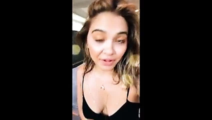 Stella Hudgens'ın dekoltesi selfie videosunda