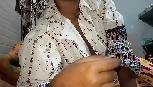 INDIAN BEAUTY QUEEN SHOWING HER BODY TO BOYFRIEND ACCIDENTLY VIDEO  GOME ON INTERNET