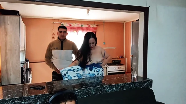 Kocanın tam önünde riskli seks, karısını becerdiğimi bile fark etmiyor.