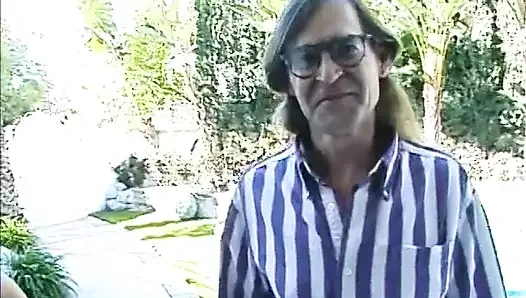 Sevimli genç kız kesilmiş amını sert siktiriyor