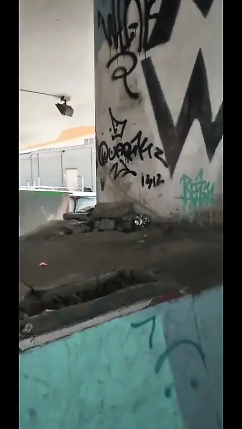 Rastgele halka açık alanlarda büyük çevrelenmemiş penisime mastürbasyon yapıyor