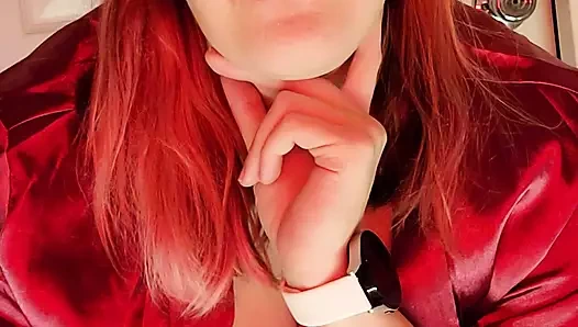 Harika bir fışkırtma yaparken bornozlu büyük memeler seğiriyor