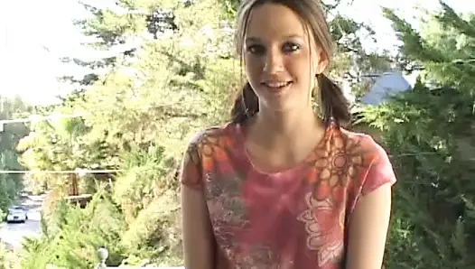 Büyük yaraklarla vahşi dörtlü grup sekste sigara içen iki ateşli kız