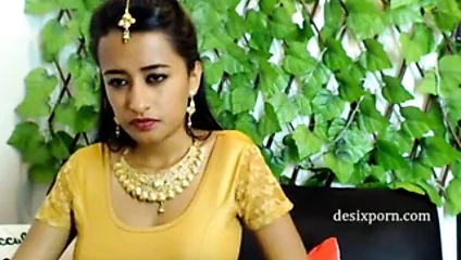 Büyük altın kolyeli Müslüman tesettürlü göğüsler