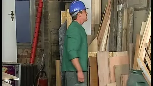 Çekici Alman genç kız atölyede boşalmayı deniyor