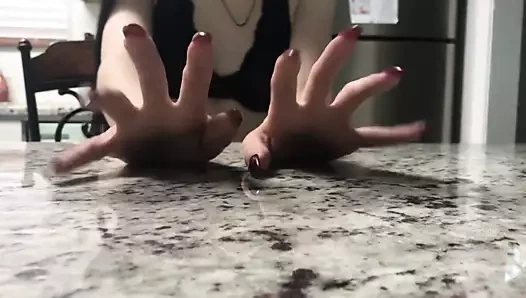 Lina uzun tırnaklar seksi kızdırmak