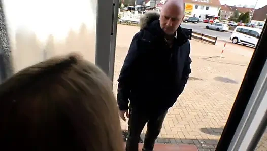 Seksi sarışın yatak odasında sikişiyor... ağzına boşalma