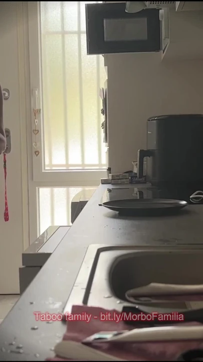 İtaatkar annenin görevleri: mutfakta çıplak yemek pişirme | Klip 3