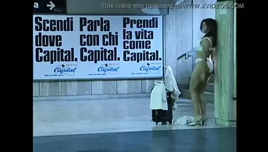 Sıcak kıllı kedi kız yanıp sönen kedi ve göğüsler at the metro