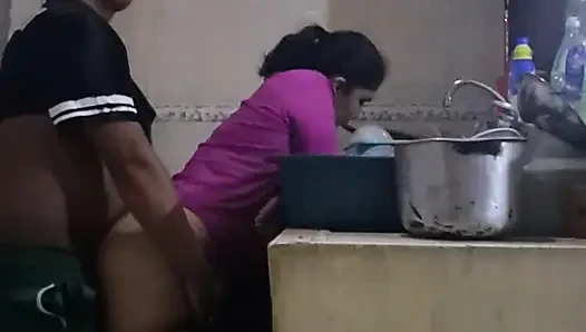 Çalışan kirli bulaşıkları yıkarken sikişiyor ve emiyor