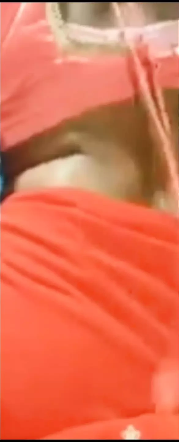 Soyunuyor. Kısmen sütyenini söküyor.