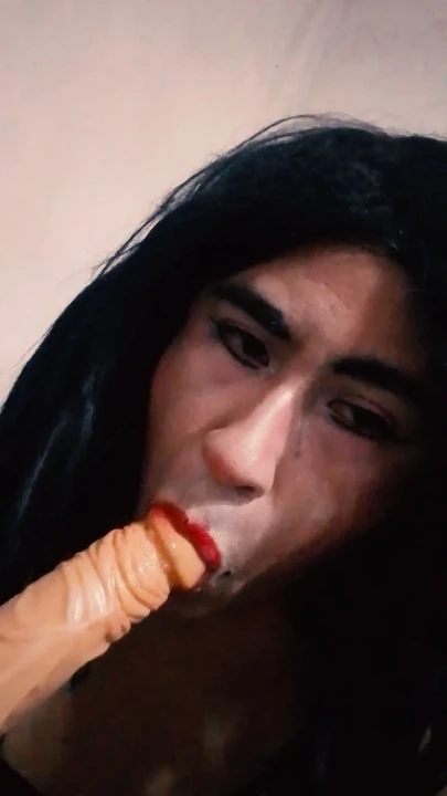 Trans bebek süper büyük ve kalın zengin bir dildoyu emiyor