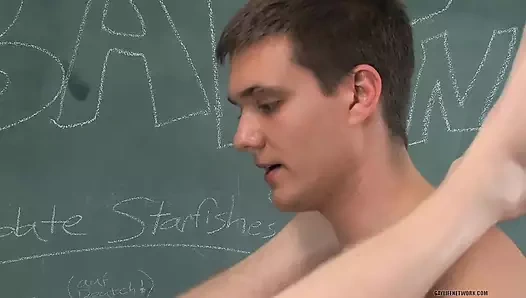 Öğretmen o twink yarağı içinde istiyor