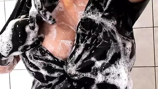 Lateks siren esmer orta yaşlı seksi kadının buharlı banyo oyunu