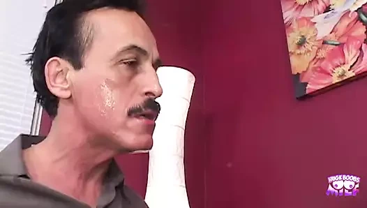 Hnadsome man bu güzel esmer götünü ona şaplak atarak azdırıyor