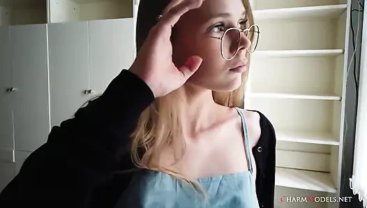 Seksi sarışın sekreter Luise önde gelen göğüs dekoltesi videosu