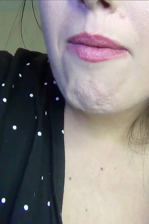 Giantess ağız ağzı azdırıyor yakın ultraviyole yutuyor