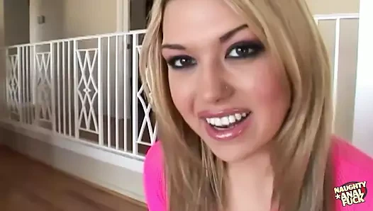 Yaramaz sarışın pawg çifte penetrasyon ve üçlü seks için yalvarmadan önce heyecanlı bir şekilde anal oyuncağını kullanıyor