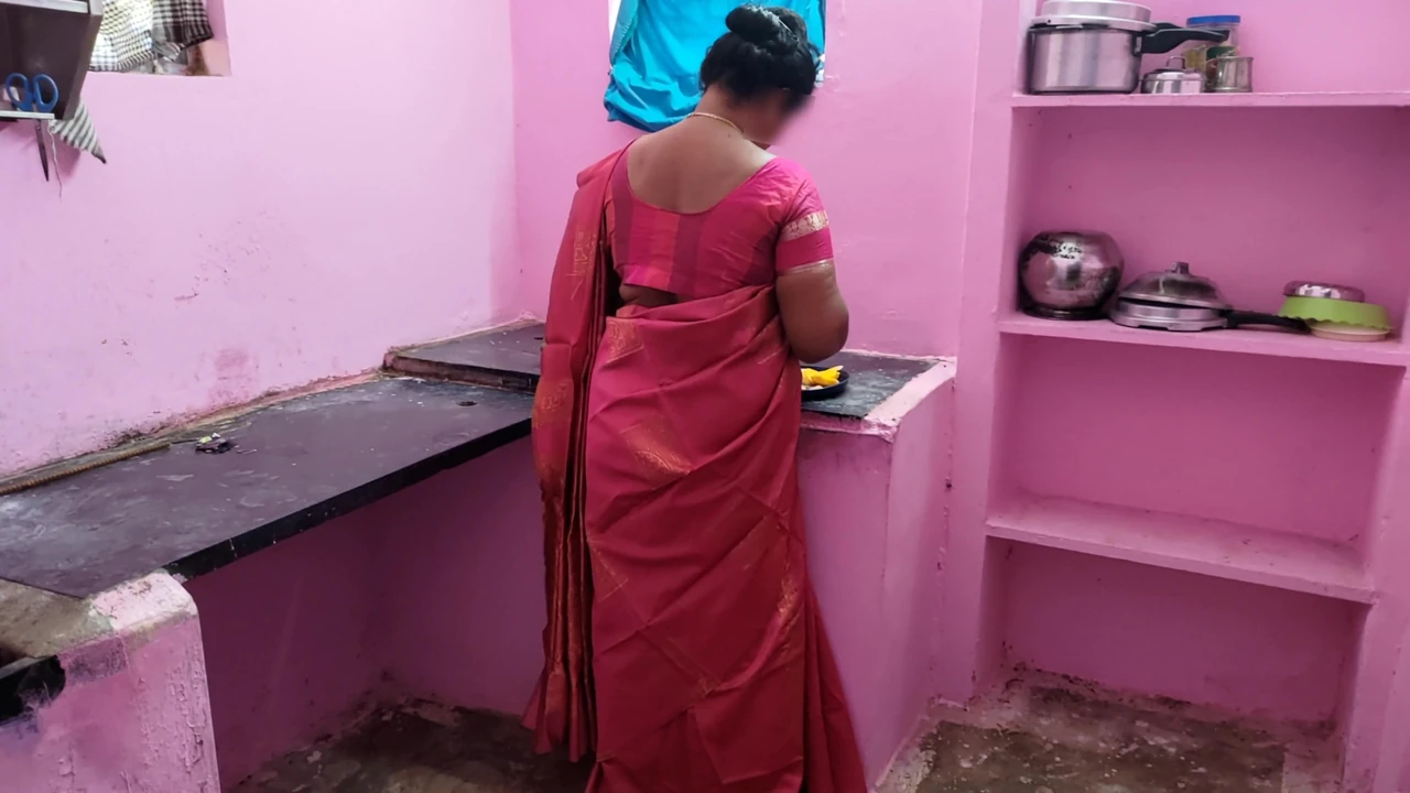 आंटी किचन में गिरे हुए आम को ढूंढ रही थी और मैं उसके पीछे गया और पीछे से उसे पकड़ लिया और उसकी चूत चाट ली