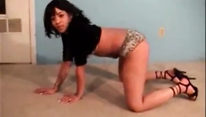 İnanılmaz bomba latin chicas eşek eşek sallayarak