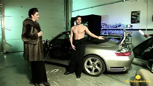 Bu araba dükkanı da seksi kadınlara ev sahipliği yapıyor