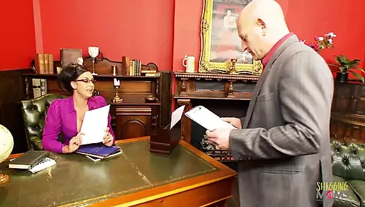 Ofis sürtüğü kel patronuyla sikişmek için hayır diyemedi