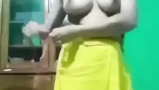 Hintli kız sari değiştiriyor ve göğüslerini gösteriyor