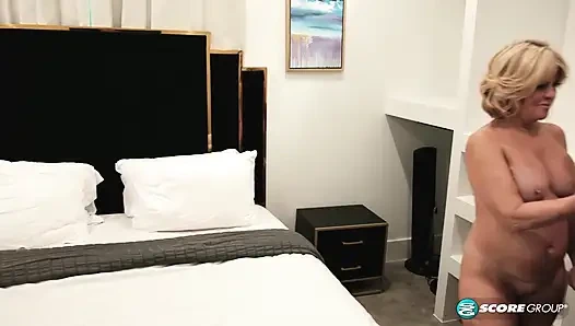 Elara Elis, 62 yaşında, kocasının iş arkadaşıyla sikişiyor