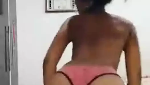 Çikolatalı arkadaşın üstsüz dansı