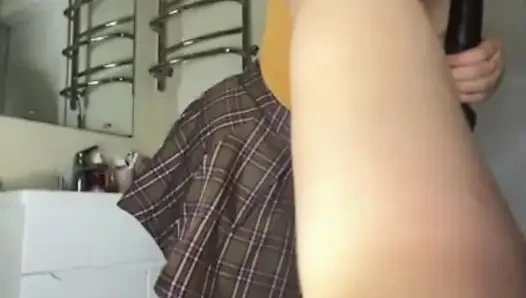 Üniversite etekli tombul kız kendini sikiyor