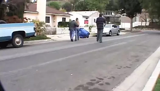 Model alır onu ağzı dolu arasında boşalmak gelen üç büyük musluklar