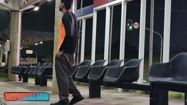 Otobüs durağında siyah adama kıçımı verdim