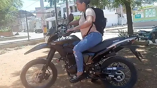 Komşuma motosiklet kullanmayı öğretiyorum ve karşılığında bana vajinasını veriyor.