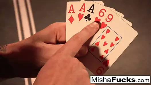 Masum bir poker oyunu çılgına döndüğünde ne olur?