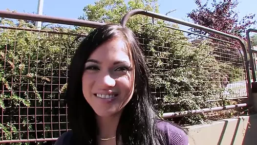 Amatör sokak fahişesi Alyssa Reece yarak alıyor