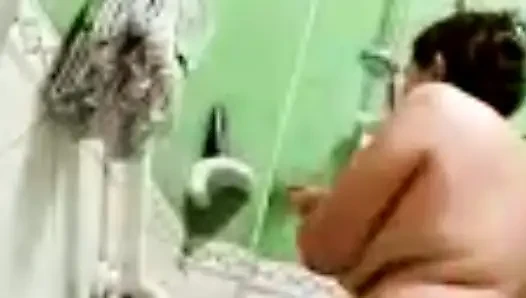 Götlü banyo yapmak istiyor .sikimi görmeni istiyor