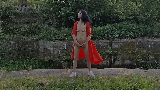 Çıplak açık havada ve işiyor