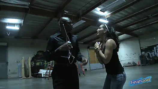 Sürtük düzgün vücutlu esmer zenci adamla sert amcık sikişinin tadını çıkarıyor