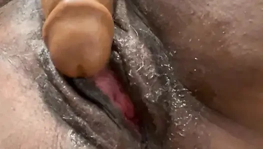 Bu büyük siyah oyuncağın üstüne boşalmamı izle