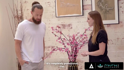 Nuru masajı - ateşli masöz Laney Grey yarağa bindikten sonra ağzına boşaltıyor