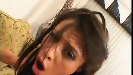 Harika memeli ve götlü eğimli gözlü esmer kadın göt deliğini sert siktiriyor