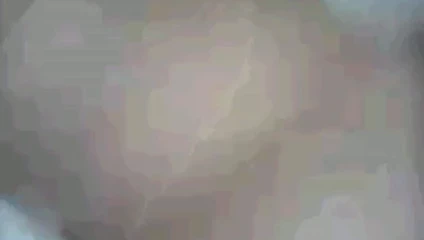 Asyalı kız vücut gösterir ve oynar