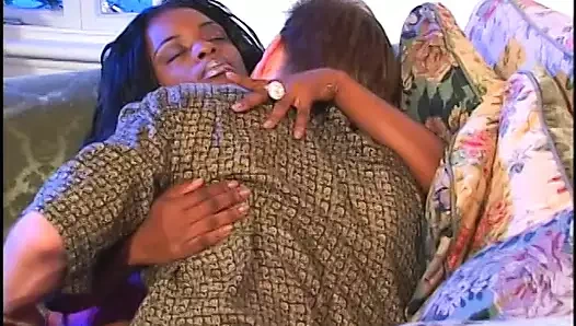 Siyah civciv ile güzel memeler sürmek beyaz horoz üzerinde kanepe ve cums