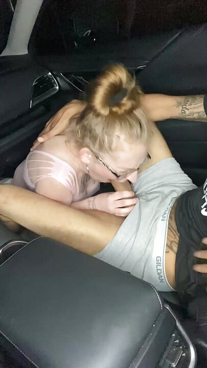 Seksi hatun arabada harika sakso çekiyor