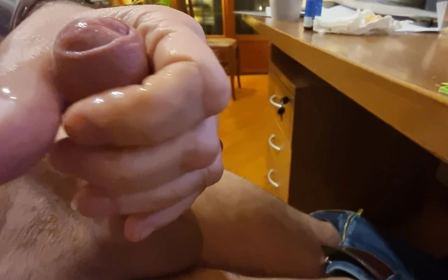 Erkekler büyük yarağa 31 çekiyor ve ellerine çok boşalıyor