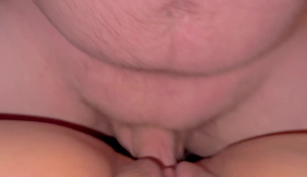Islak orta yaşlı seksi kadın amcığını sikiyor